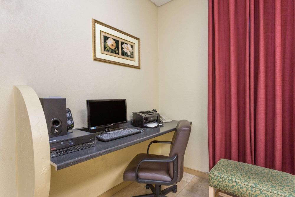 Ramada By Wyndham Harrisonburg Motel Dış mekan fotoğraf