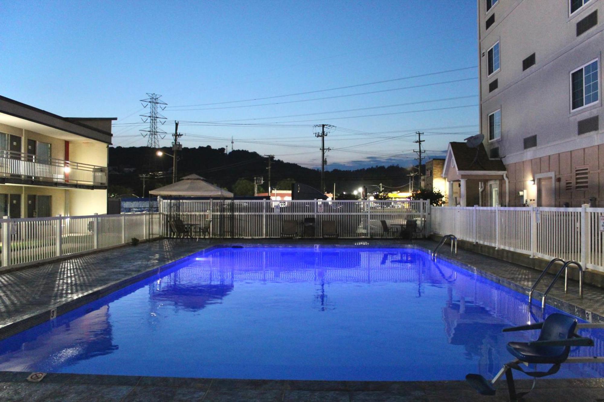 Ramada By Wyndham Harrisonburg Motel Dış mekan fotoğraf