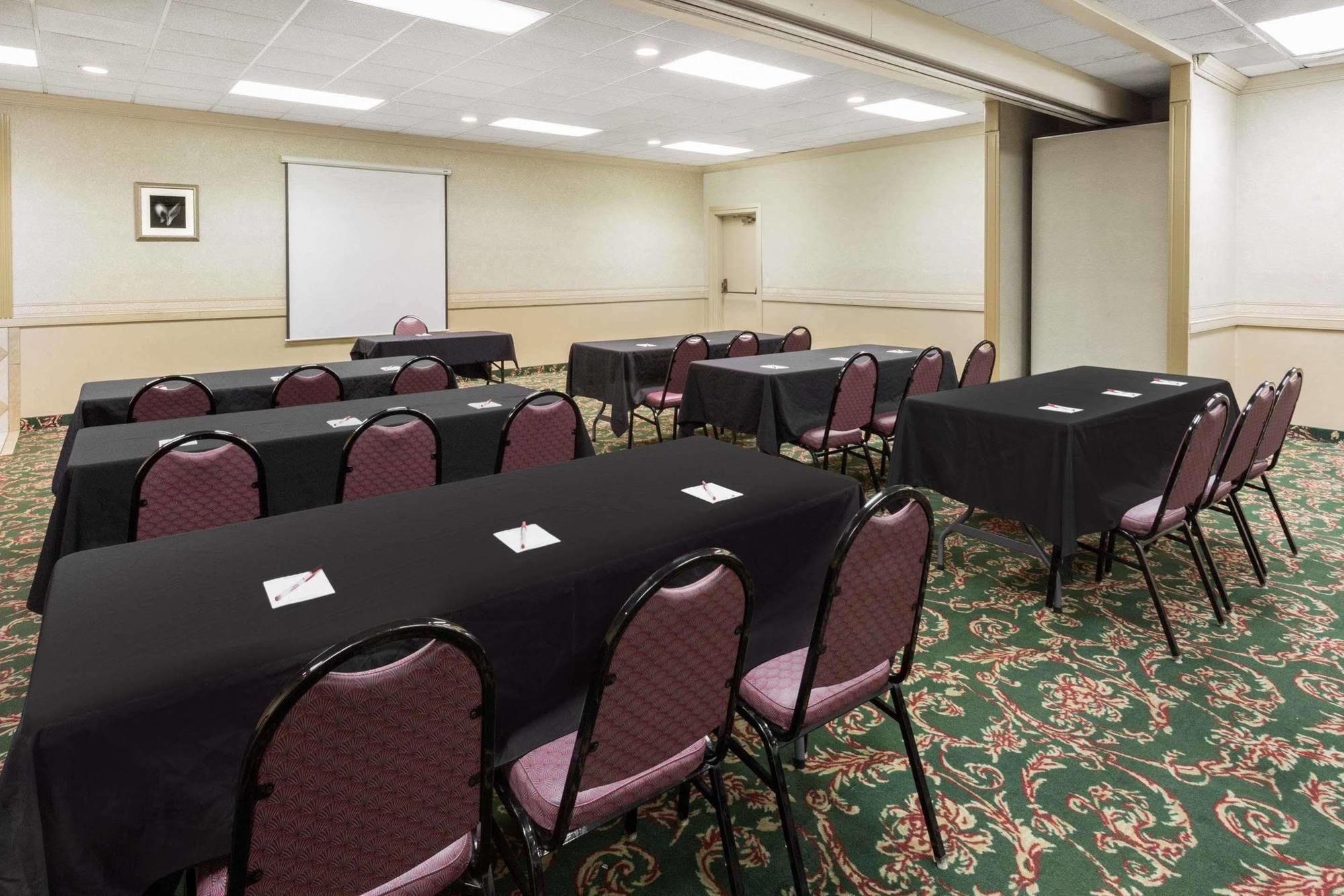 Ramada By Wyndham Harrisonburg Motel Dış mekan fotoğraf